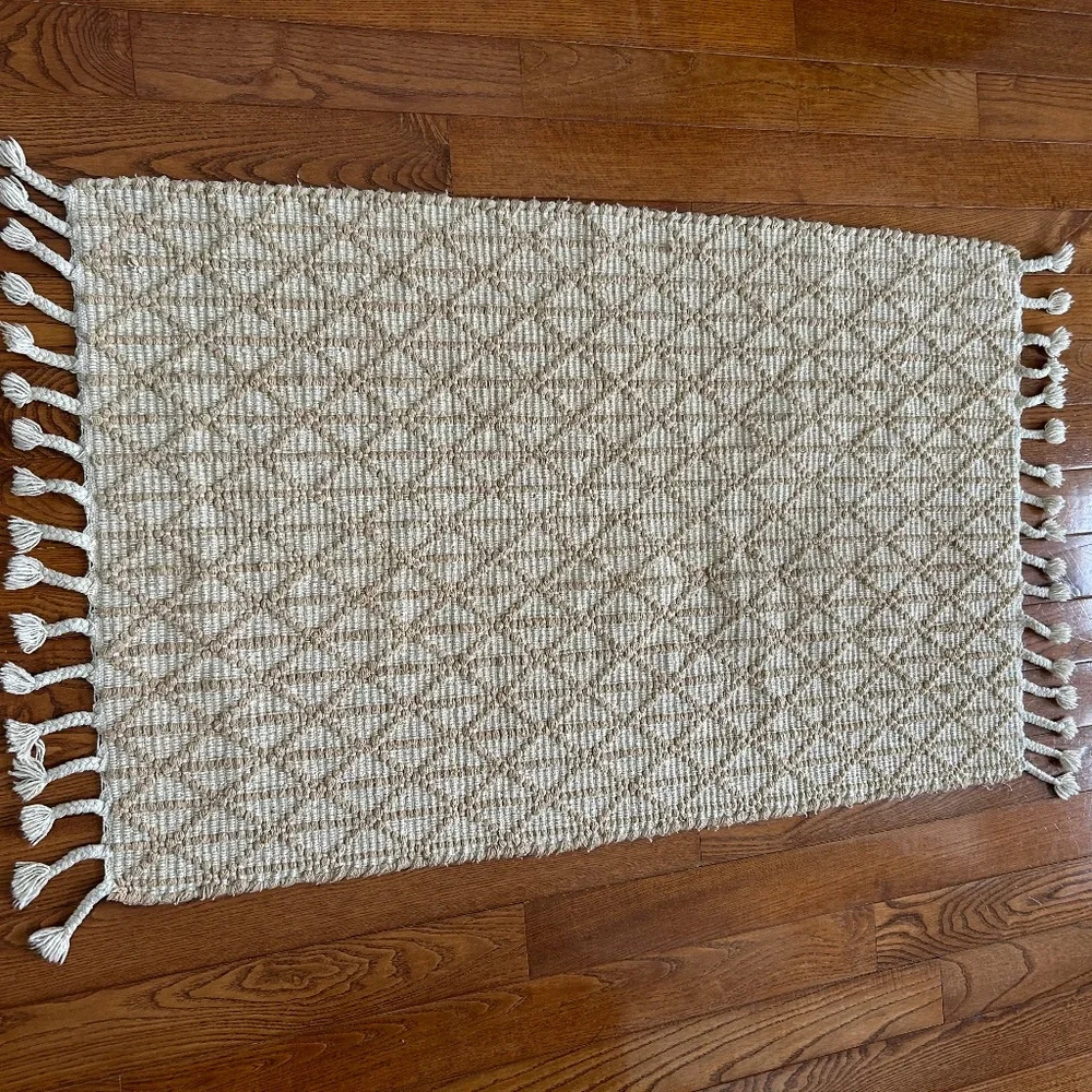 *LAST CHANCE Clearance Sale * Rug with braided tassels
